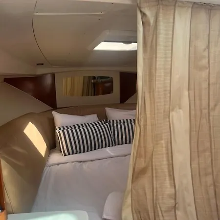 Sea Bloom Ii - Night In A Fancy Speedboat 船屋 *