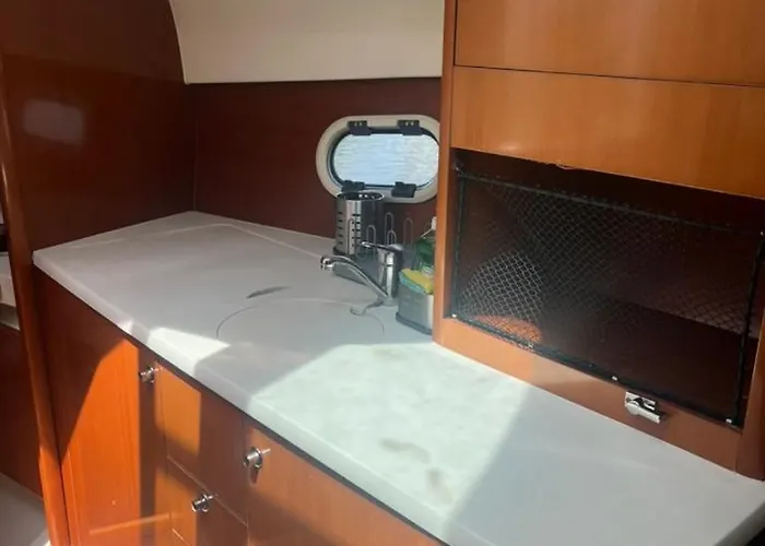 Sea Bloom Ii - Night In A Fancy Speedboat Botel *