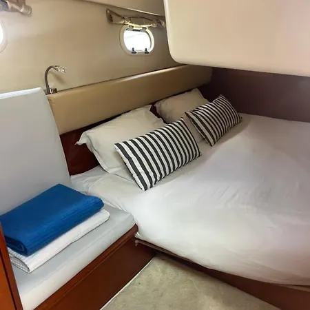Båthotell Sea Bloom Ii - Night In A Fancy Speedboat *